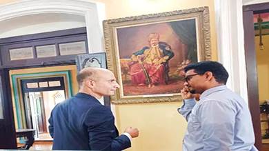 السفير الفرنسي لدى اليمن يزور متحف المكلا